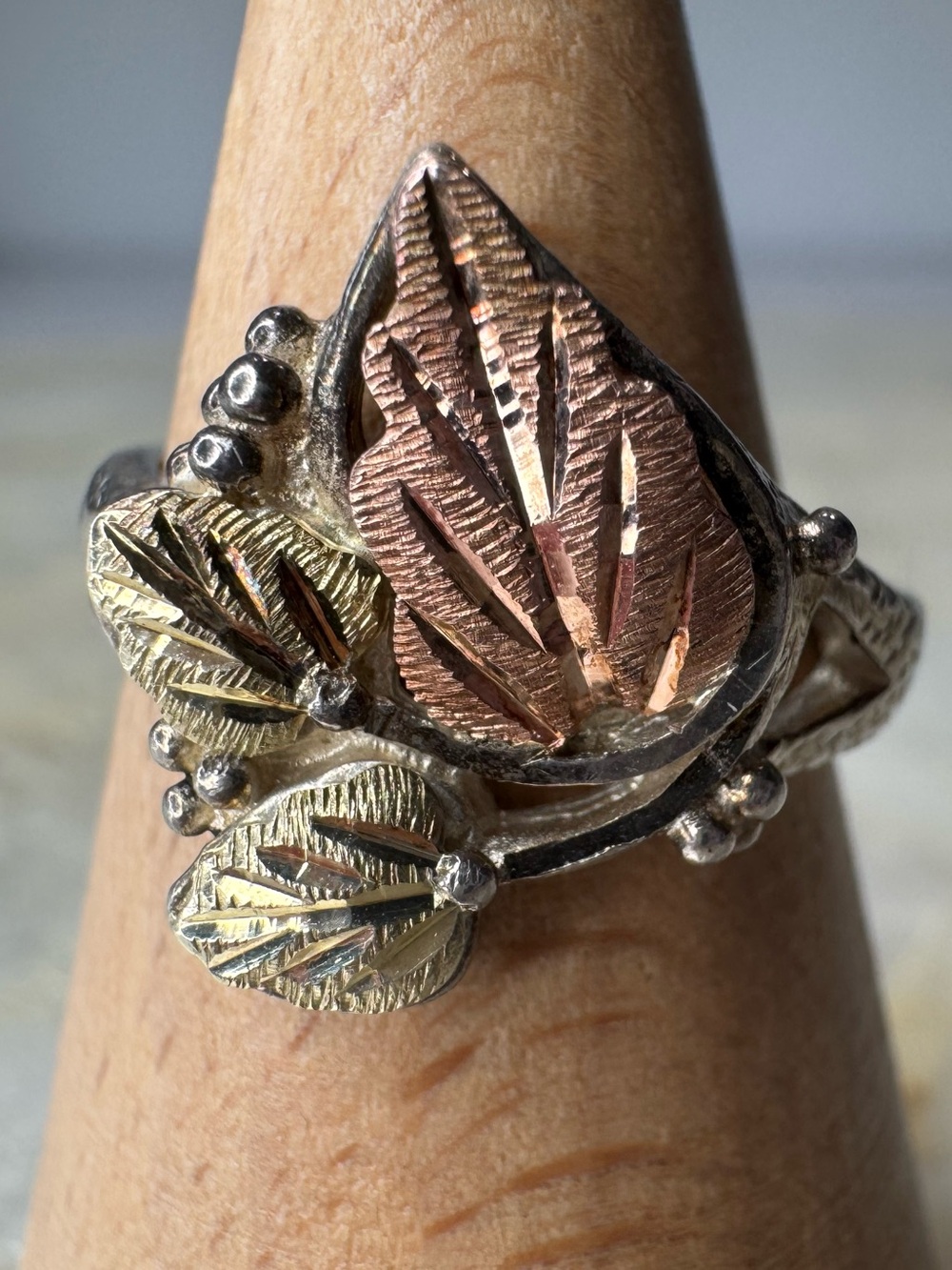 Vintage Black Hills 10K Gold Sterling Silver Tri-Color Leaf Ring Size 7.25